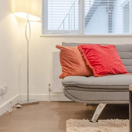 Modern Flat In The Heart Of West London Apartment